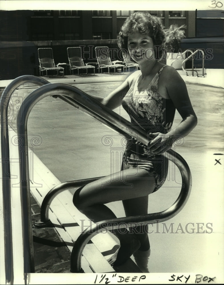 1981 Press Photo Carolyn Cline at Swimming Pool- Historic Images