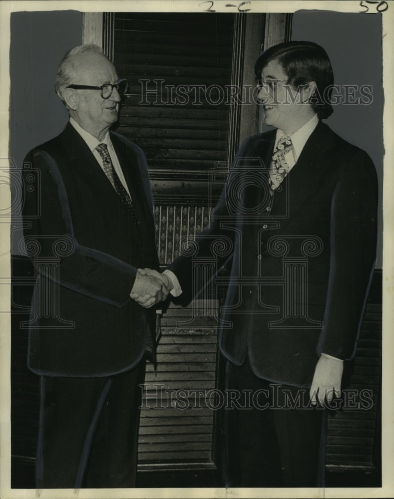 1972 Press Photo Judge Herbert Christenberry Shakes Hands with Law Clerk- Historic Images