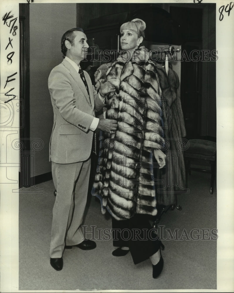 1976 Press Photo Designer Constantino Christie with Russian Fitch Coat- Historic Images