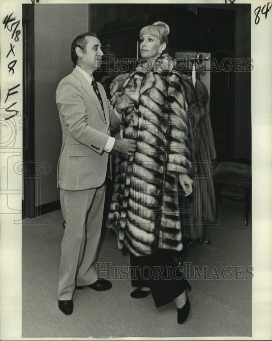 1976 Press Photo Designer Constantino Christie with Russian Fitch Coat- Historic Images