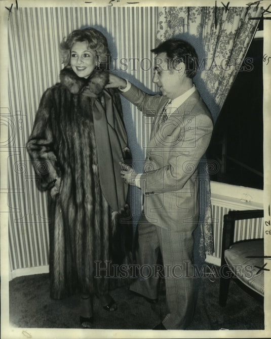 1978 Press Photo Furrier Constantino Christie Shows Stone Marten Coat- Historic Images