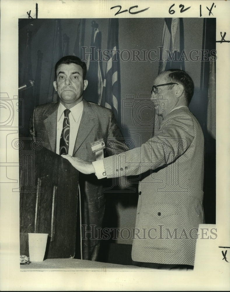 Load image into Gallery viewer, 1972 Press Photo Dr. John W. Chisholm, speaker, IAPES convention, Jung Hotel
