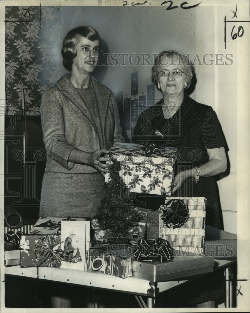 1964 Press Photo Council of Catholic School Cooperative Clubs, Christmas shopper- Historic Images