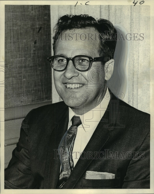 1967 Press Photo Bob Coke, president of Greater New Orleans Camera Club