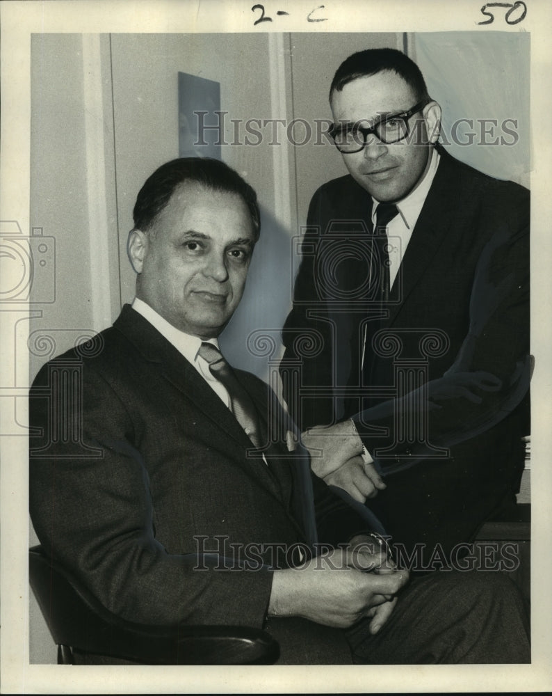 Load image into Gallery viewer, 1968 Press Photo Dr. Henry Colcher &amp; Martin Rothberg at Tulane University
