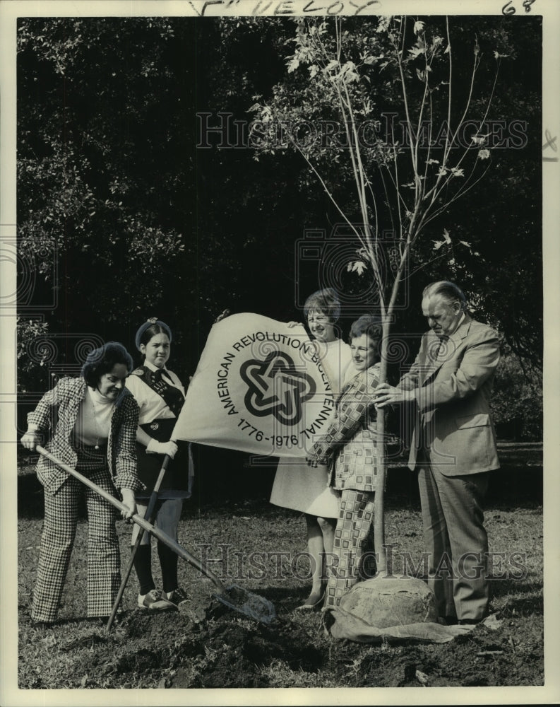 1974 Press Photo Garden Sprouts & Girl Scout Unit Two delegates at City Park- Historic Images