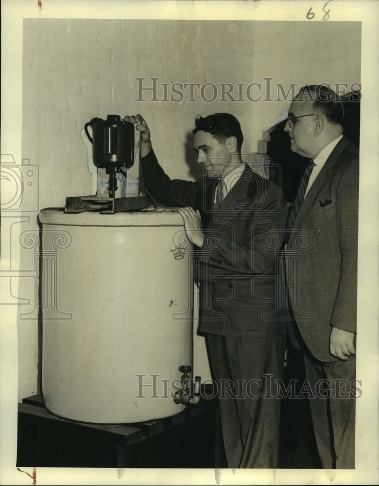 1942 Press Photo U.S. Fish & Wildlife assistant E.G. Crabtree inspects a plant