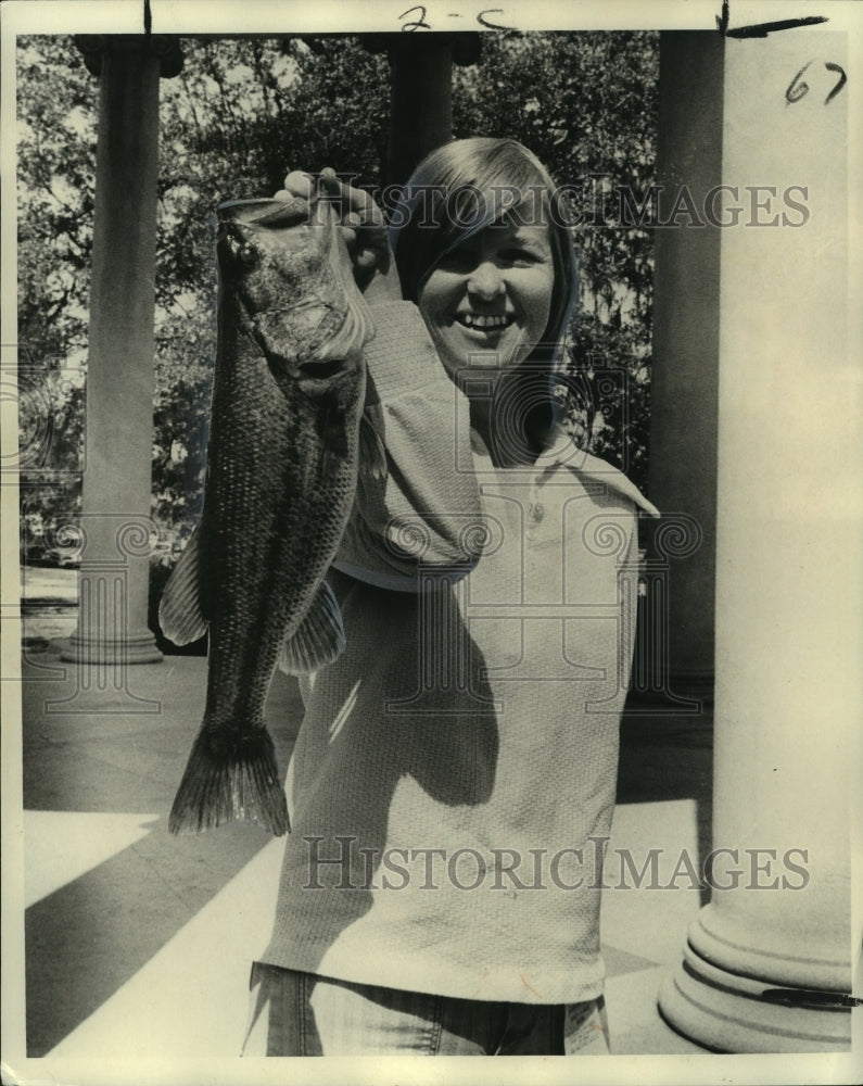 1975 Press Photo Mrs. Linda Seely shows a bass to the City Park bass population- Historic Images