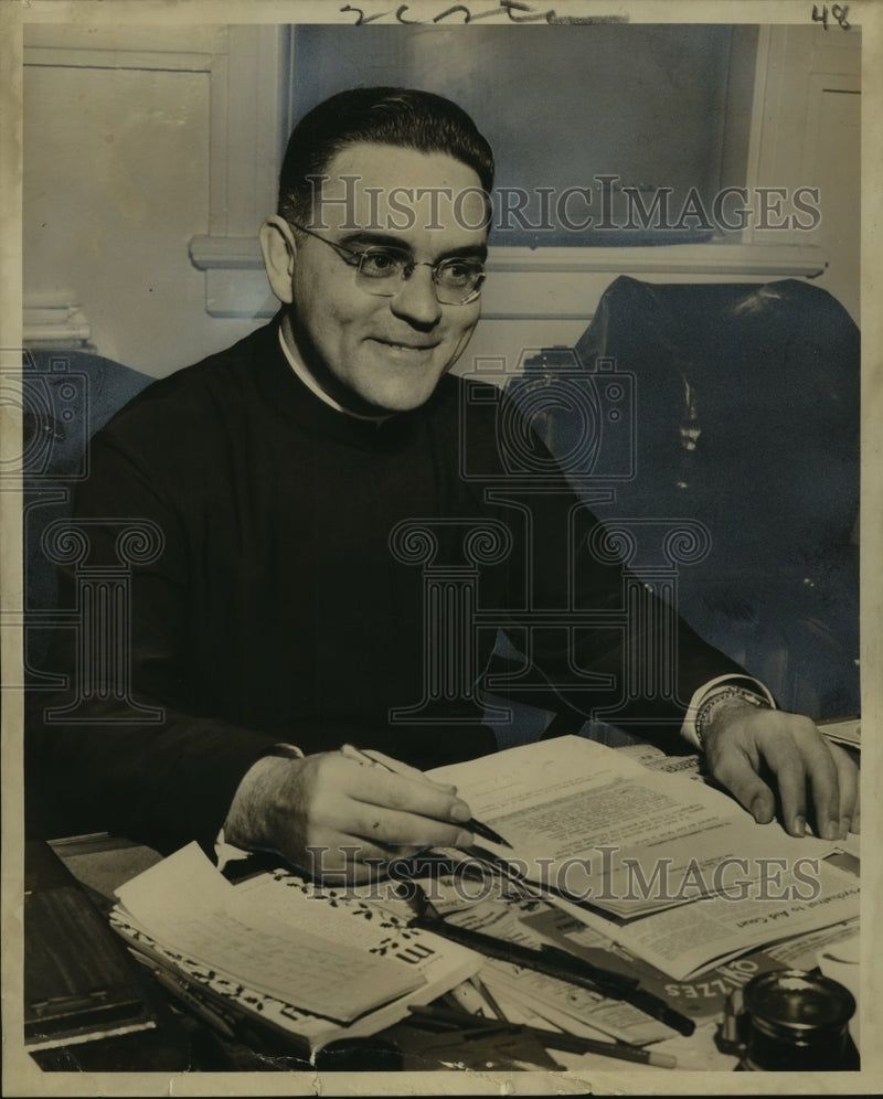 Load image into Gallery viewer, 1954 Press Photo The Rev. Harold Cooper conducts Loyola's inquiry panel
