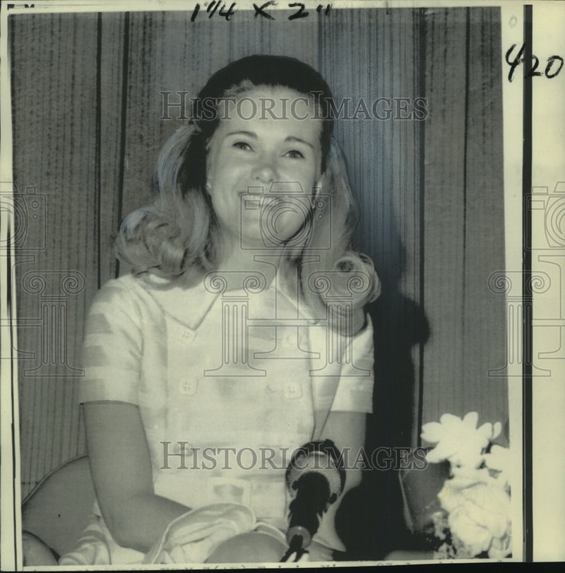 Load image into Gallery viewer, 1969 Press Photo Tricia Nixon, the daughter of President Nixon - noo06900
