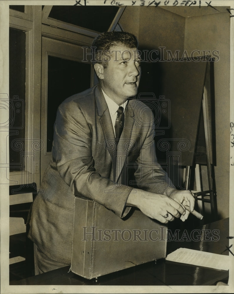 1969 Press Photo Orleans Parish public schools superintendent Dr. Alton Cowan