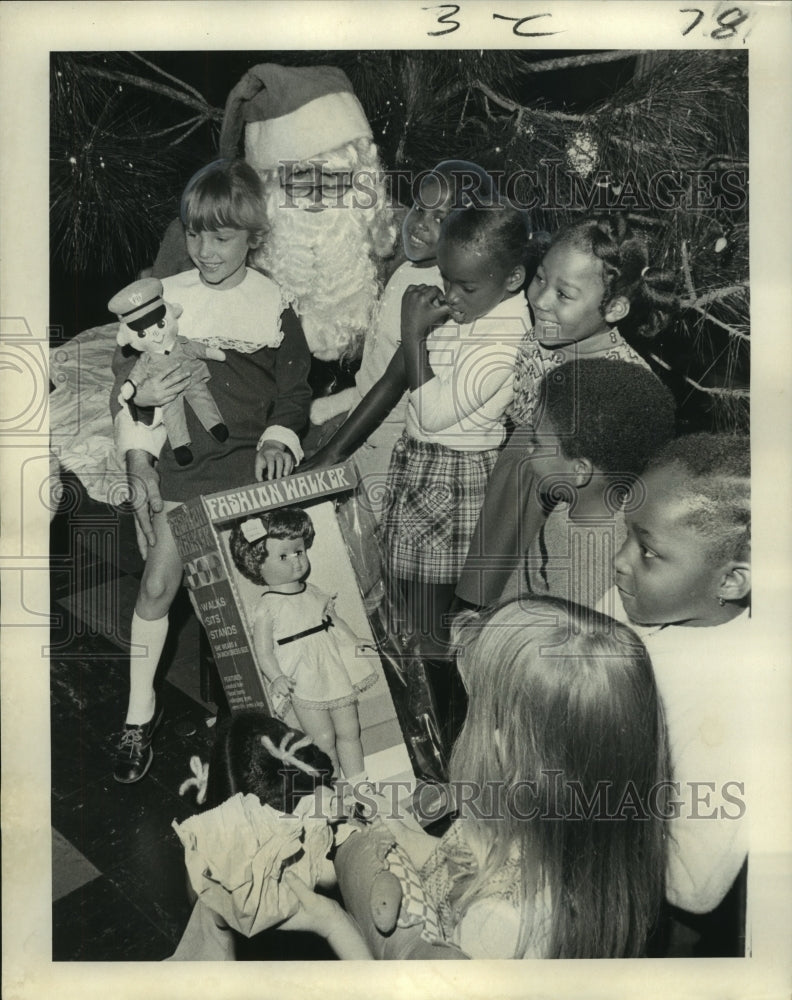 Load image into Gallery viewer, 1971 Press Photo Santa at the Naval Reserve Training Center pre-Christmas Party
