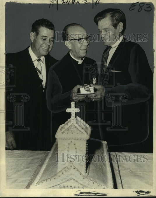 1970 Press Photo Party for Rev. David S. Crumley, St. John's Masonic Temple