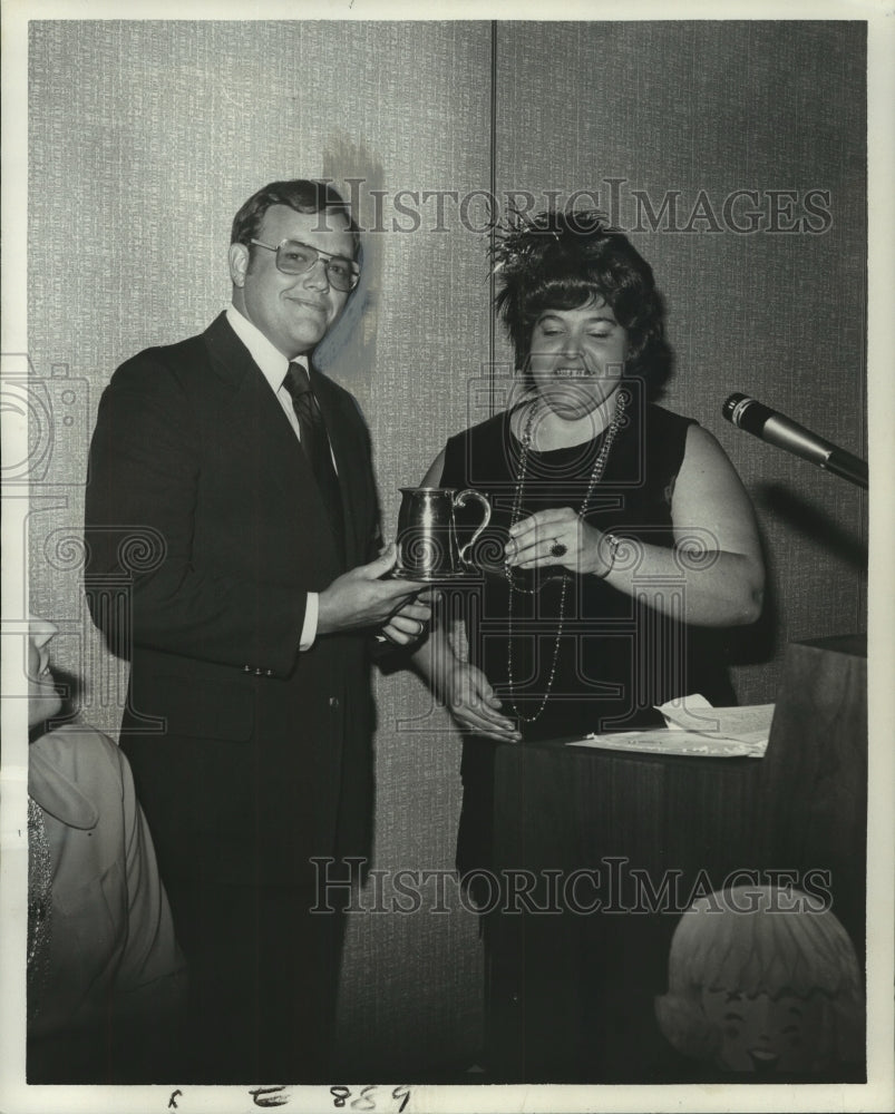 1974 Press Photo Mrs. Daryl Mabes presented award to Randolph Cullom- Historic Images