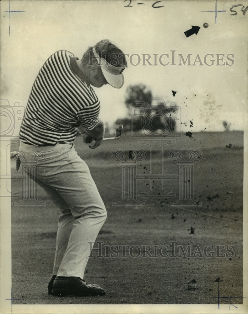 1971 Press Photo Golfer Bill Daigle Hitting the Ball at Louisiana Open Golf- Historic Images