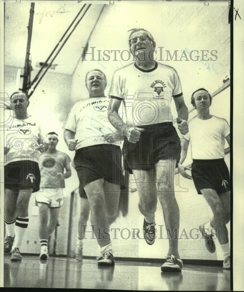 1973 Press Photo 80 year old Edward P. Dahms leads businessmen running a mile- Historic Images