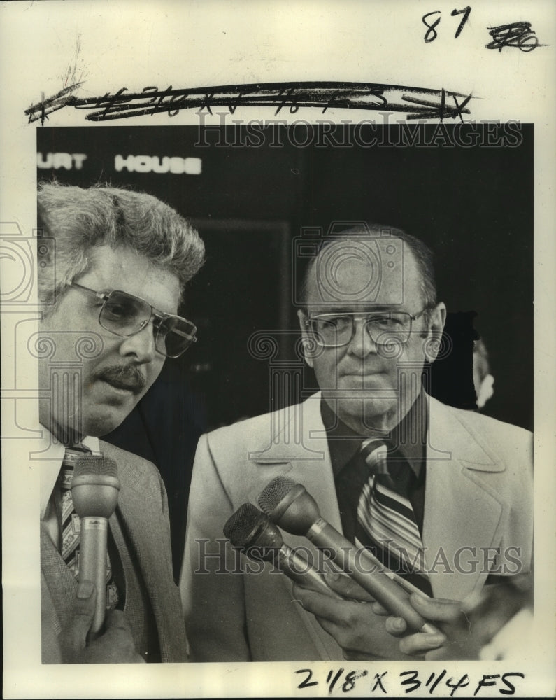 Load image into Gallery viewer, 1977 Press Photo Milton Massinter, Ray Condon Jr. outside federal court
