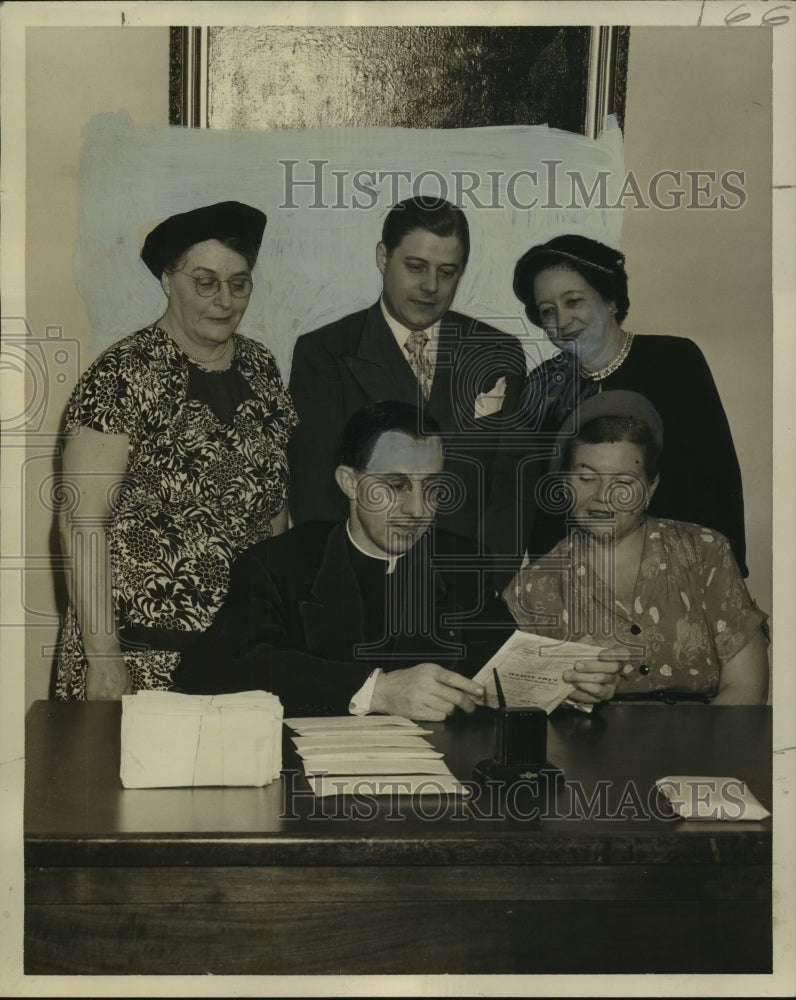 Load image into Gallery viewer, 1951 Press Photo Planning for baby show to be held at St. Louis Cathedral Fair
