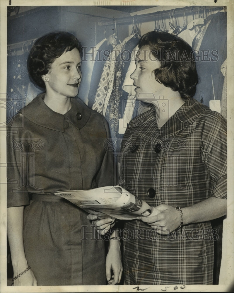 Load image into Gallery viewer, 1961 Press Photo Representatives of the Junior League of New Orleans - noo07178
