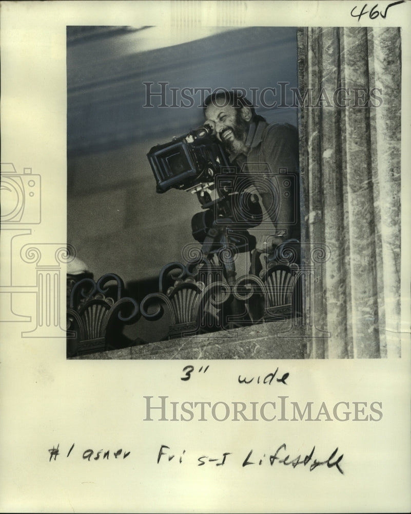 1976 Press Photo Writer-director Robert Collins sets up a camera shot- Historic Images