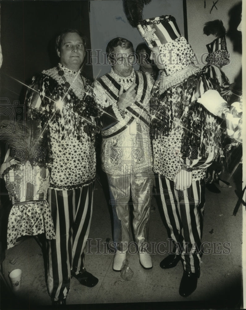 1976 Press Photo Carnival - Bacchus ViII, Perry Como &amp; Gov. Edwards at Parade- Historic Images