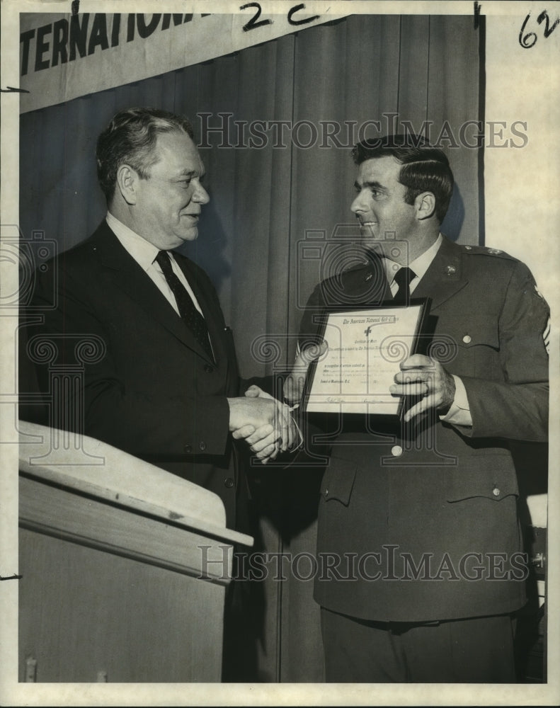 1971 Press Photo Paul Convey accepts special Red Cross Certificate of Merit- Historic Images