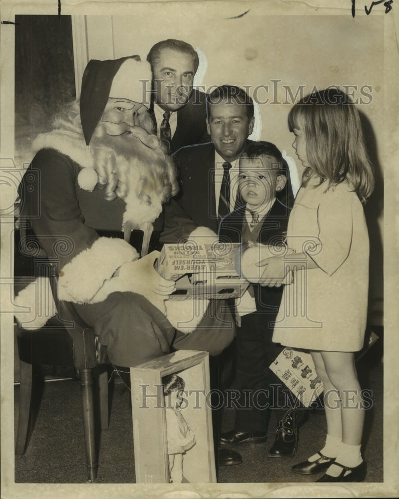 Load image into Gallery viewer, 1967 Press Photo Christmas party sponsored by Traffic Club of New Orleans
