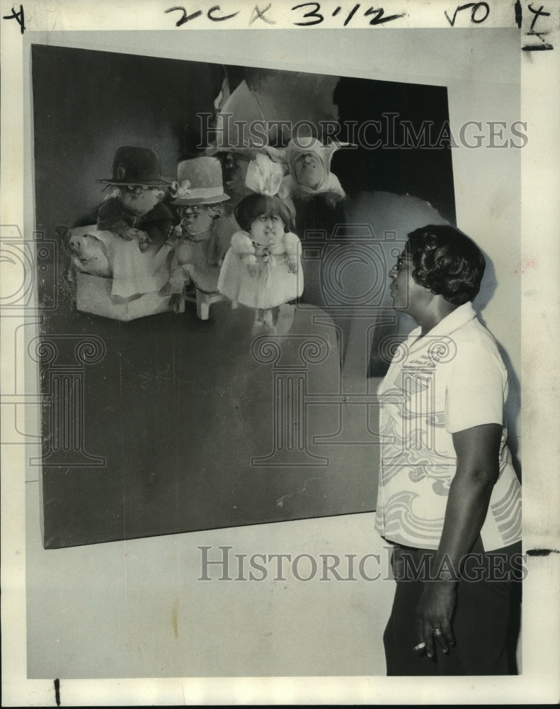 1973 Press Photo Mrs. Charlean McCloud Admires Jose Maria Cundin Painting- Historic Images