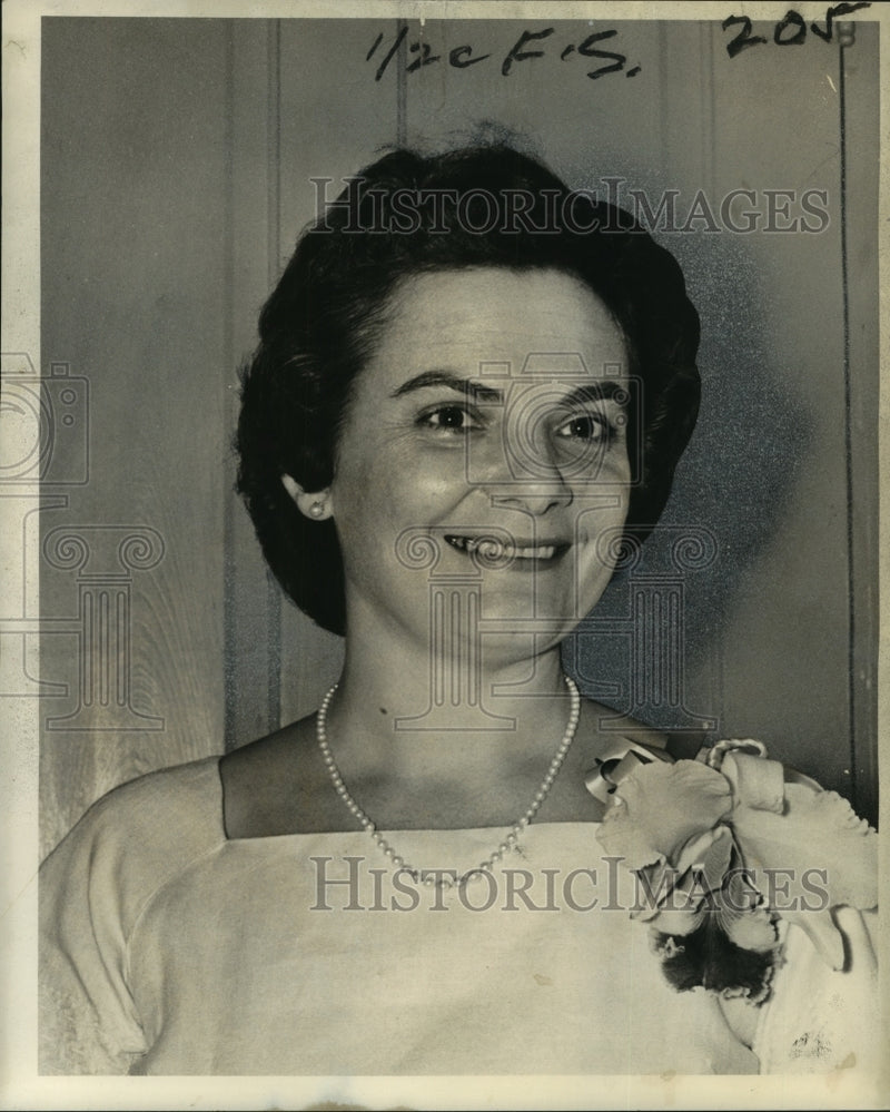 Load image into Gallery viewer, 1961 Press Photo Mrs. Harold Dalio new president of Toastmistress Club
