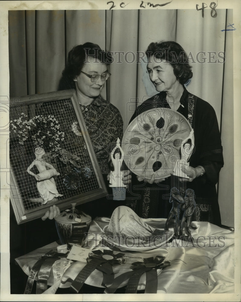 Load image into Gallery viewer, 1960 Press Photo New Orleans Ceramic Society Award Winners - noo07414
