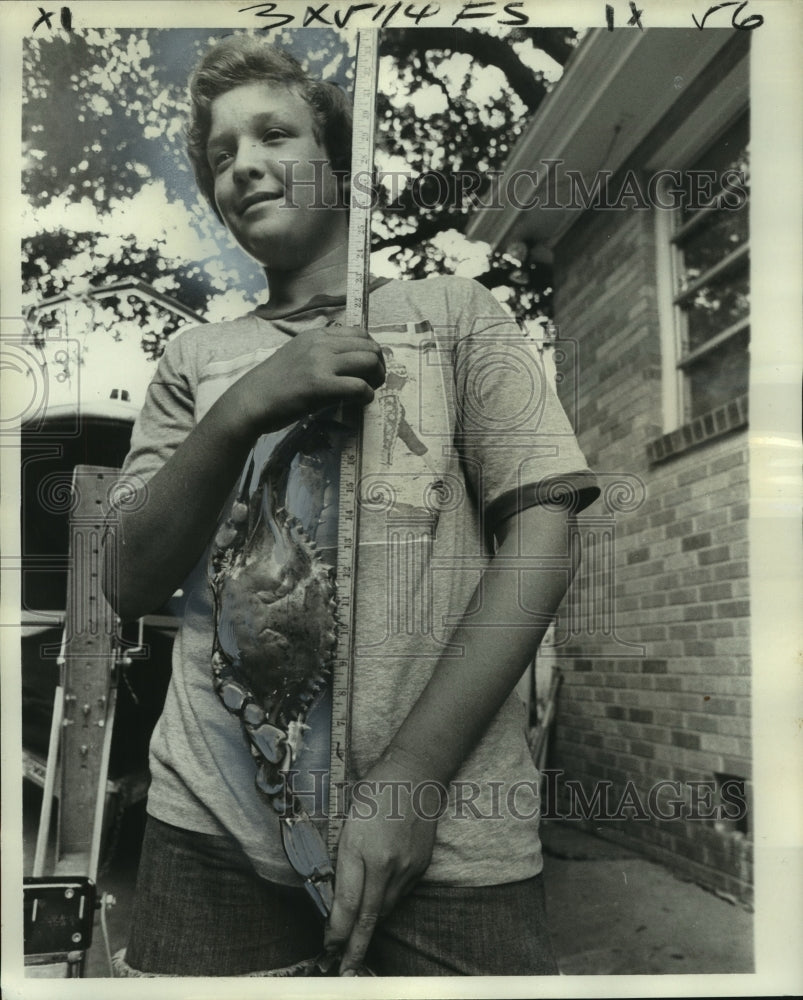 1976 Press Photo Glenn Bartels with 22 Inch Crab He Caught- Historic Images