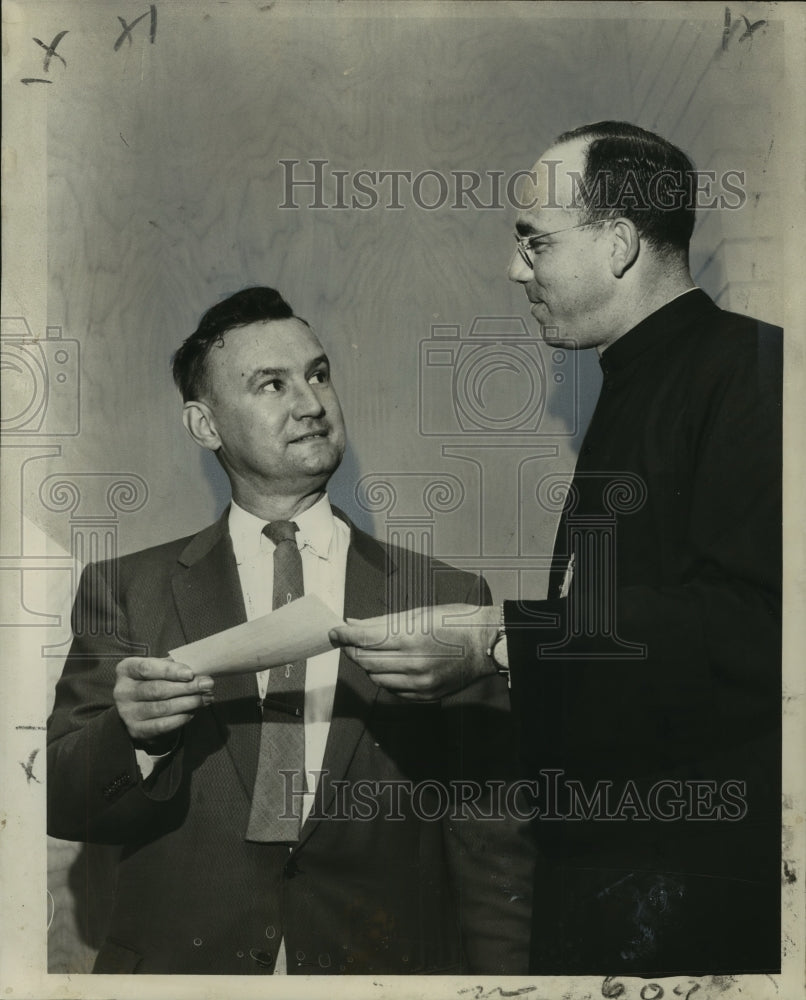 1957 Press Photo Cor Jesu Parent's Club president John Cullen presents a check