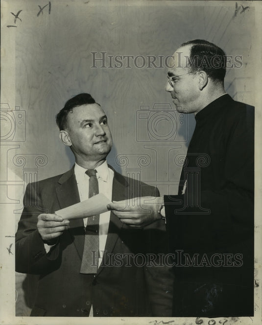 1957 Press Photo Cor Jesu Parent's Club president John Cullen presents a check