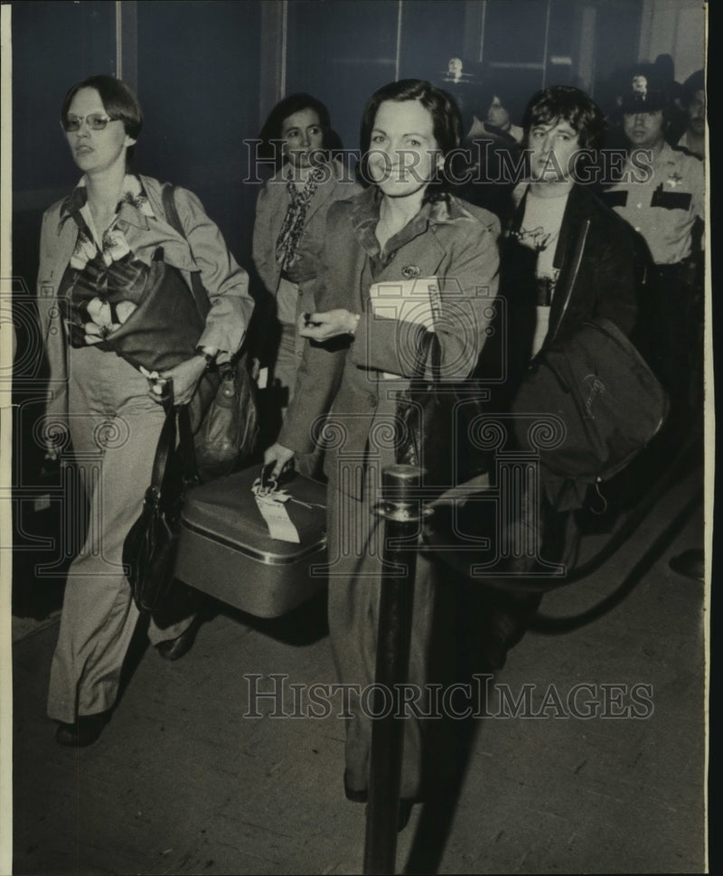 Load image into Gallery viewer, 1976 Press Photo Northern Ireland Women's Peace Movement arrived in New Orleans
