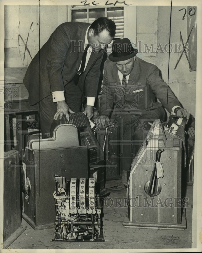 Load image into Gallery viewer, 1964 Press Photo Detective William Warner and Sheriff Alwynn J. Cronvich

