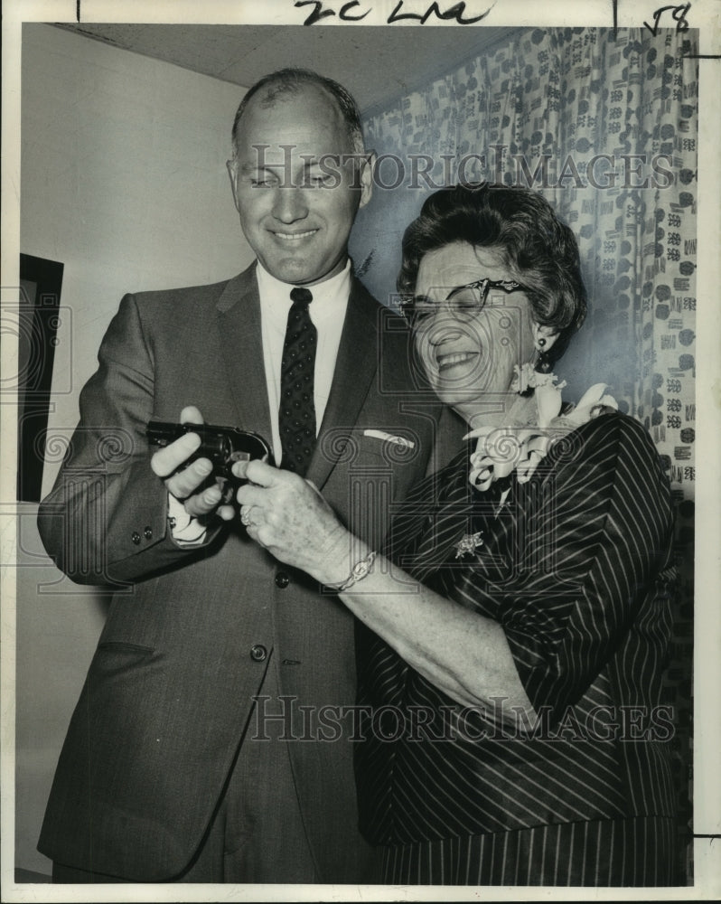 1966 Press Photo Sheriff Alwynn Cronvich Gives Mrs. Viva Bender Pistol Tips- Historic Images