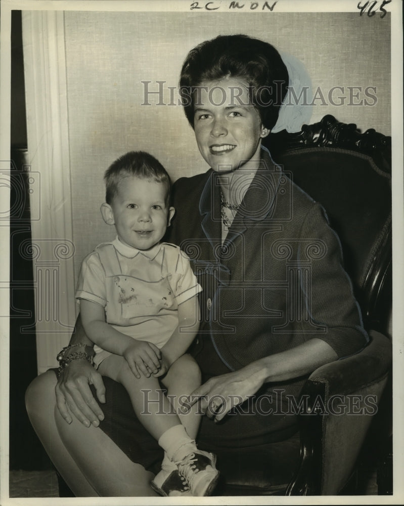 Load image into Gallery viewer, 1962 Press Photo Mrs. Robert E. Cooper and her son Parke visited New Orleans
