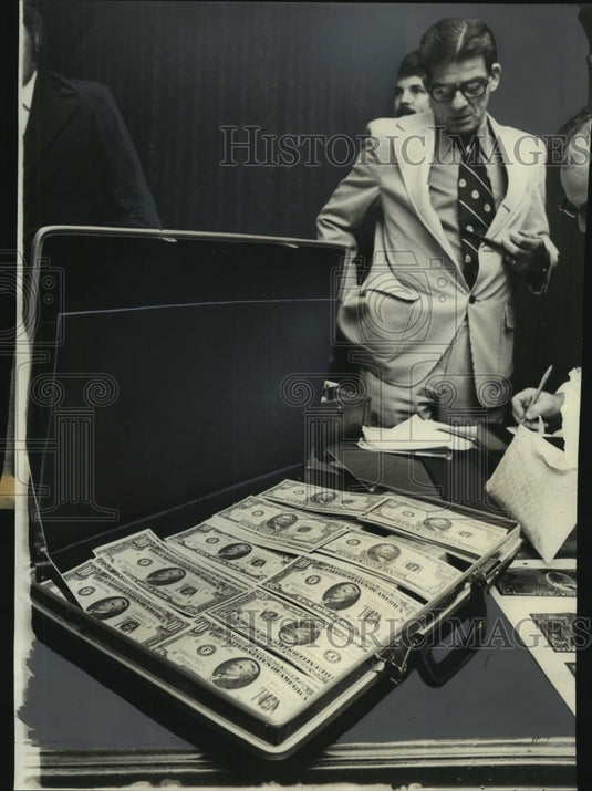 1974 Press Photo Special agent A. G. 'Pete' Vial, suitcase of counterfit bills- Historic Images