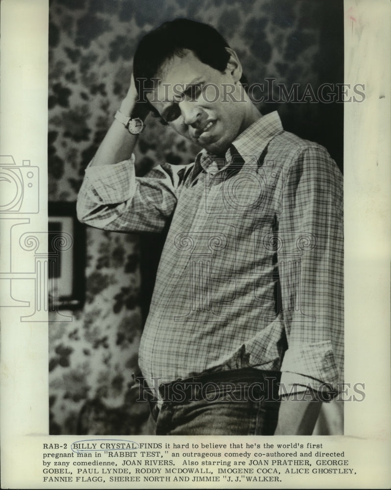 1977 Press Photo Billy Crystal, the world&#39;s first pregnant man in &quot;Rabbit Test&quot;- Historic Images