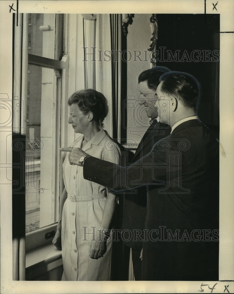 1965 Press Photo French General &amp; Wife Shown New Orleans Sights during Tour- Historic Images