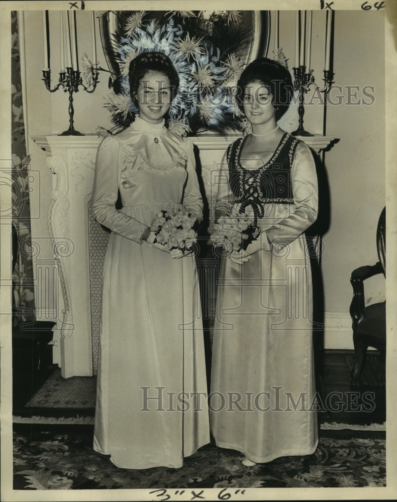 1971 Press Photo Debutante Cousins Ellen Creagan, Marguerite Adams, New Orleans- Historic Images