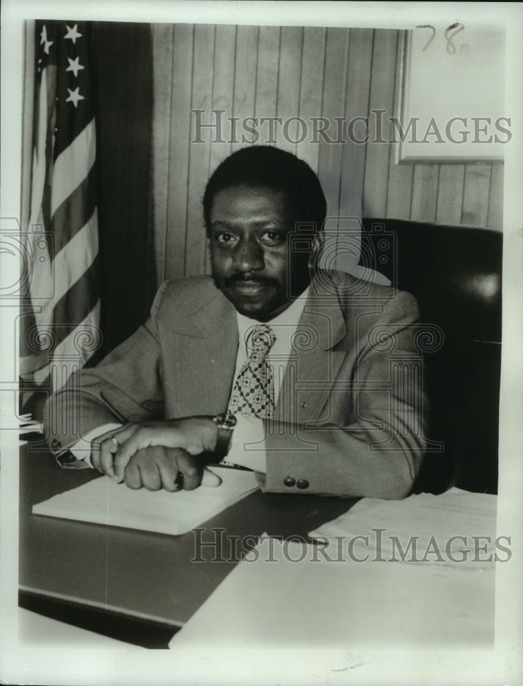 1975 Press Photo H. R. Crawford- Historic Images