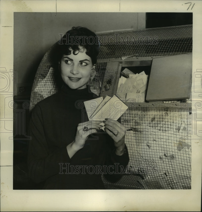 Load image into Gallery viewer, 1958 Press Photo Verna Craven of the Star Modeling Studio drew contest winners

