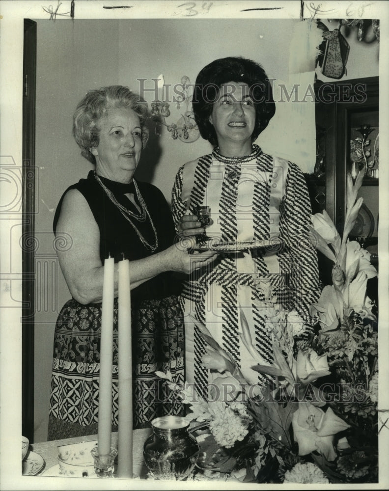 Load image into Gallery viewer, 1972 Press Photo Members &amp; co-hostesses of the Community Concerts Association
