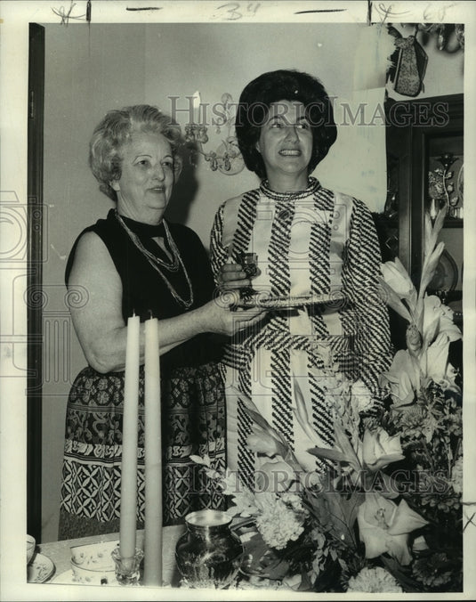 1972 Press Photo Members & co-hostesses of the Community Concerts Association