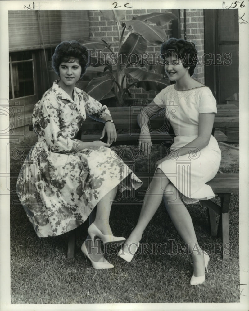 1962 Press Photo Madison College classmates Carolyn Coupland, Christine Herrick