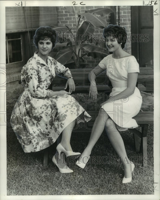 1962 Press Photo Madison College classmates Carolyn Coupland, Christine Herrick