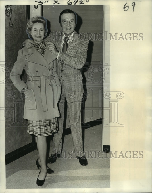 1972 Press Photo Fashion president Robert Courtney & model wearing his designs- Historic Images