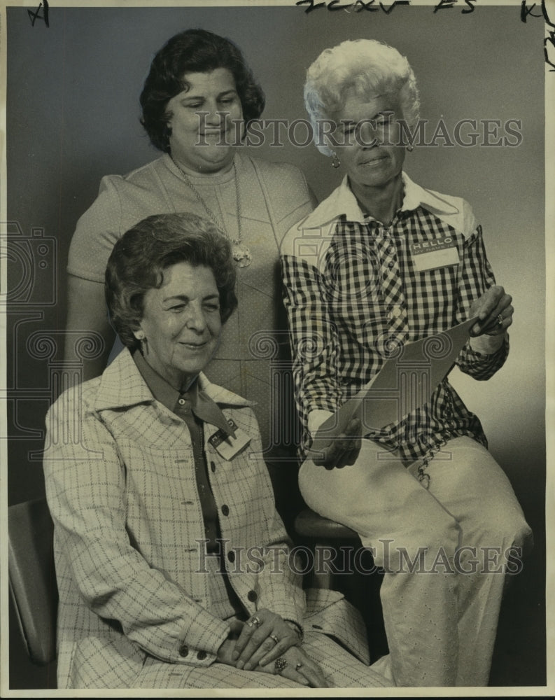 1975 Press Photo Top winners in the Civic Beautification Association&#39;s awards- Historic Images