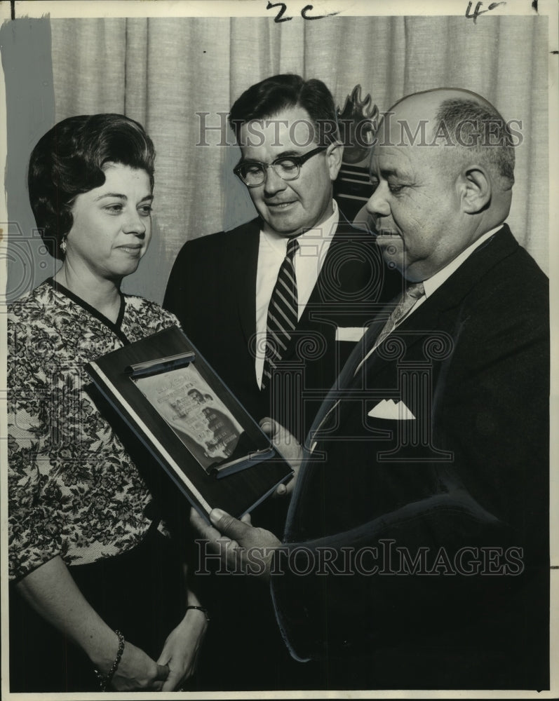 1964 Press Photo Plaque presented to Louis Cottrell by Louisiana Heart Assn.